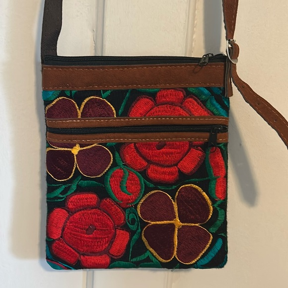 Bright, floral weaving pattern - crossbody - Picture 1 of 5